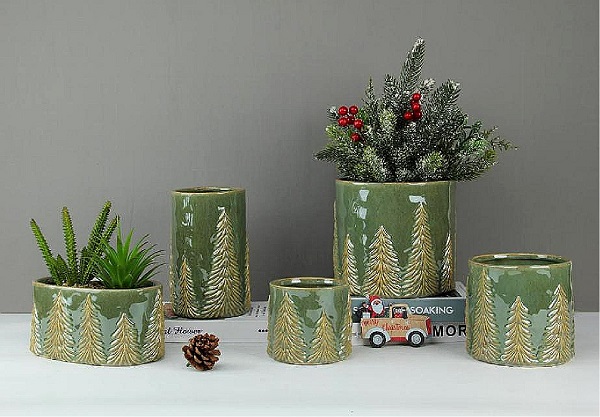 Nyhetsoverskrift: Vil du få julepynten til å ha en mild atmosfære? Blir denne keramikkpregede furuvasen din nye favoritt?