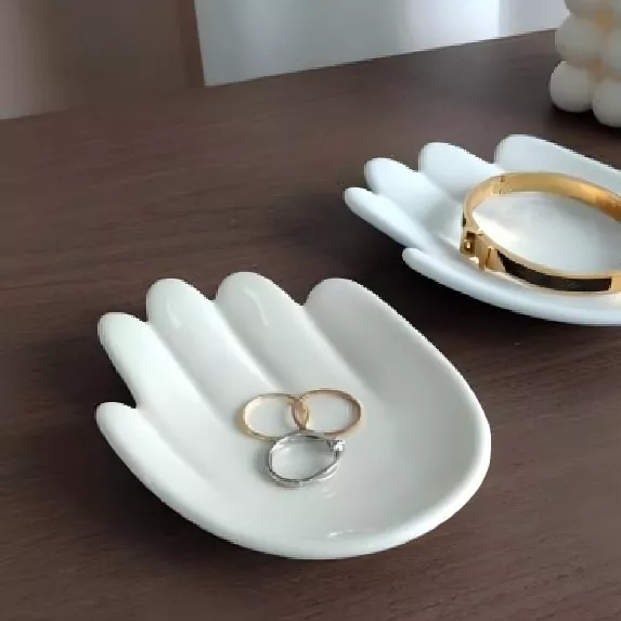 Keramisk spesialformede smykkebrett