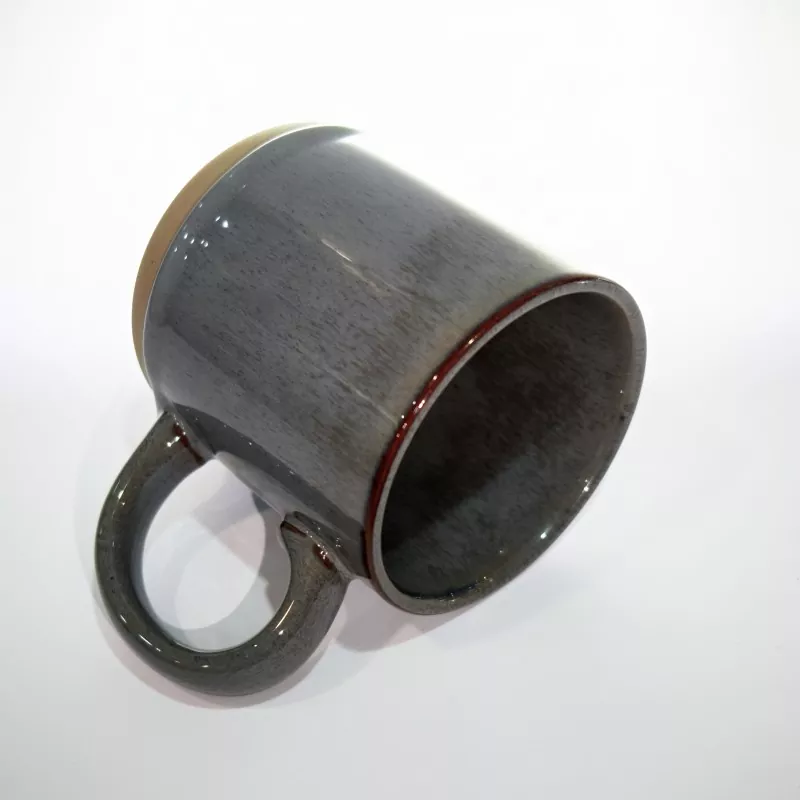 Enkelt moderne keramisk reisegrå krus