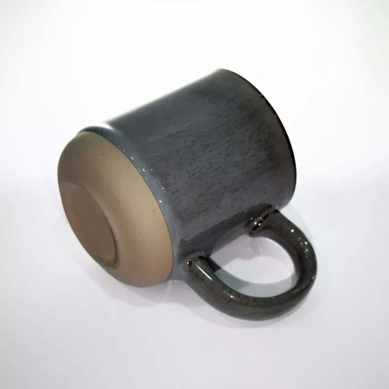 Enkelt moderne keramisk reisegrå krus